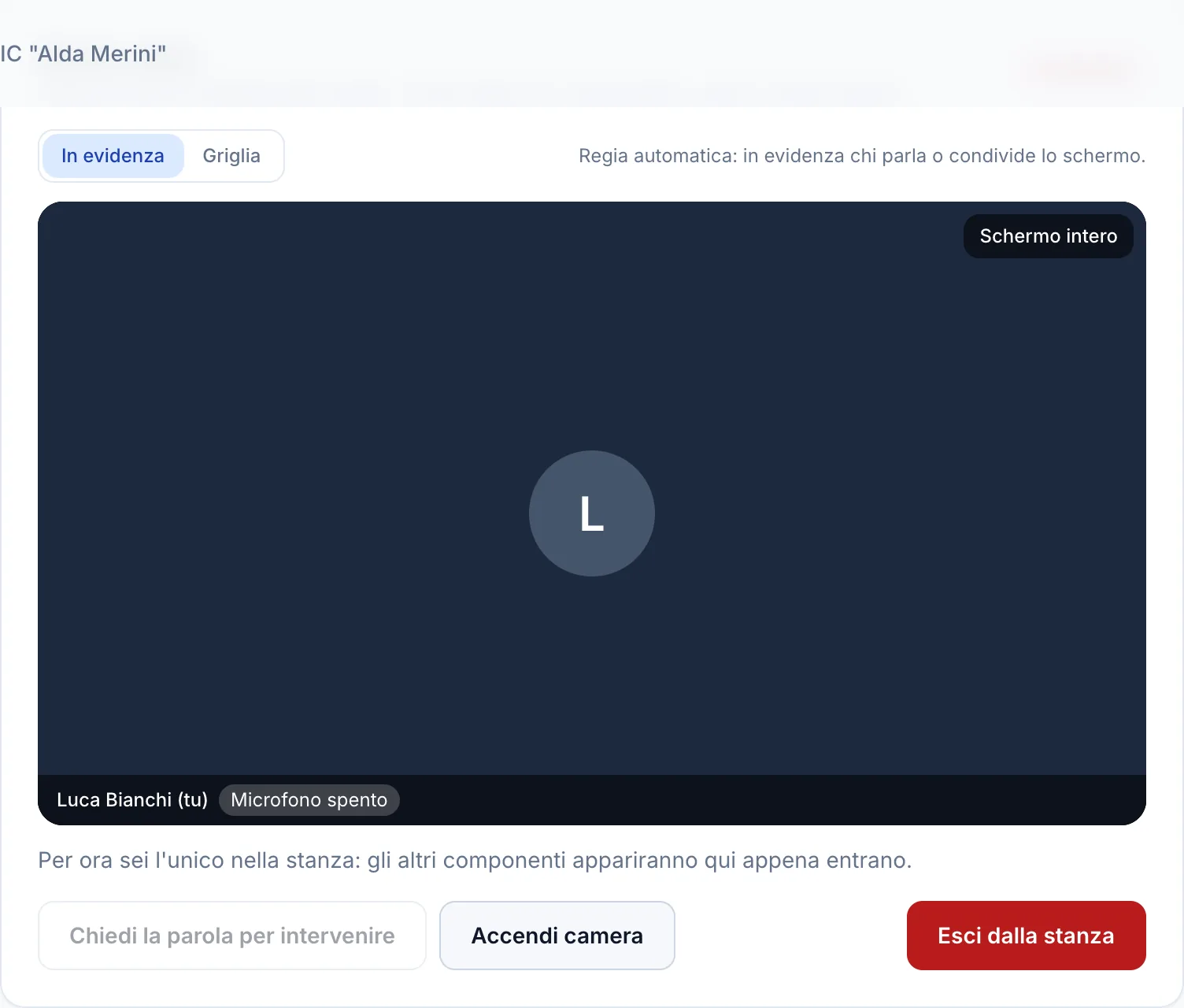 Vista di un componente nella stanza video, con il microfono bloccato e il pulsante per chiedere la parola